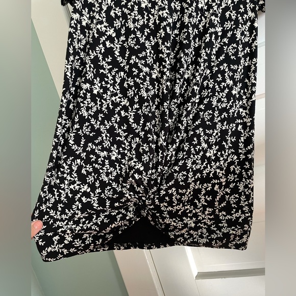 Thyme Maternity Short Sleeve Front Knot Black and White Floral Maternity Top, XS - Picture 4 of 6